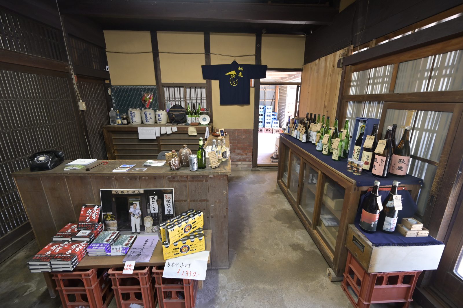 店内の様子。古い帳場と酒瓶の並ぶ棚
